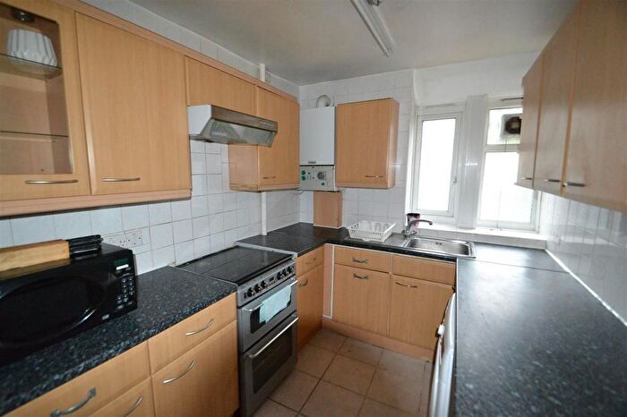 3 Bedroom Flat To Rent In Nevern Road, Earls Court, SW5