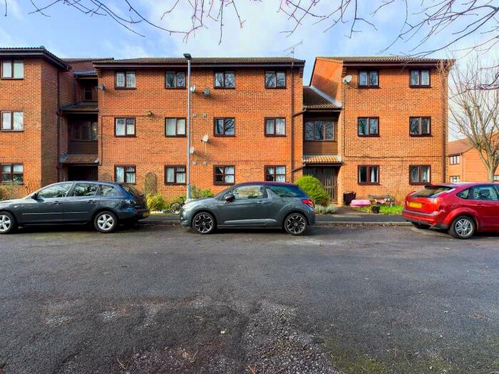 2 Bedroom Flat To Rent In Honeywood Close, Hilsea, Portsmouth, PO3
