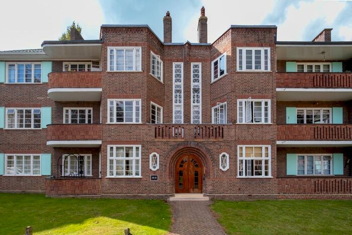 3 Bedroom Flat To Rent In Roehampton Close, London, SW15