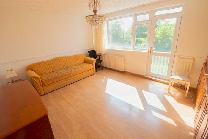 2 Bedroom Flat To Rent In Fellows Court, Weymouth Terrace, London, E2