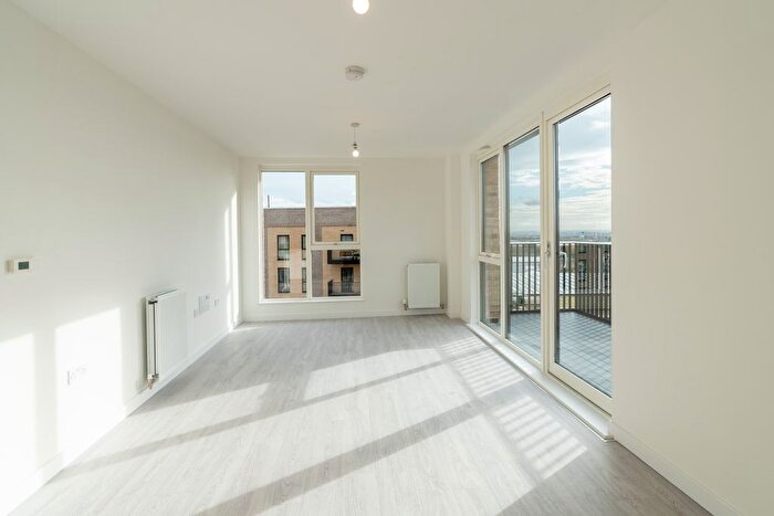 2 Bedroom Flat To Rent In Farine Avenue, Hayes, UB3