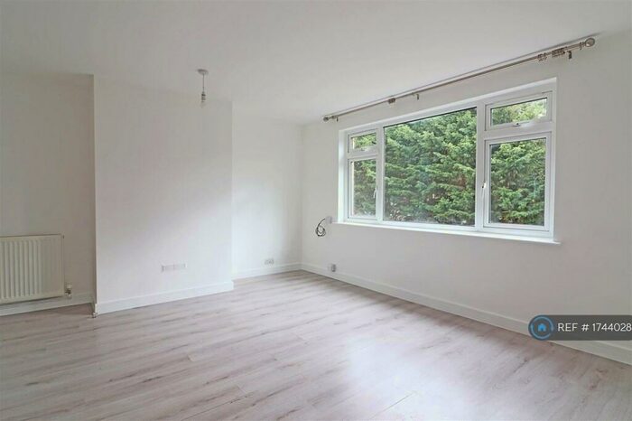 Studio To Rent In Graham House, Redhill, RH1