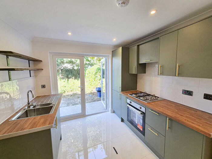 2 Bedroom Flat For Sale In Ramuz Drive, Westcliff-On-Sea, SS0