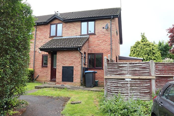 2 Bedroom End Terrace House To Rent In Newsham Road, Woking, GU21