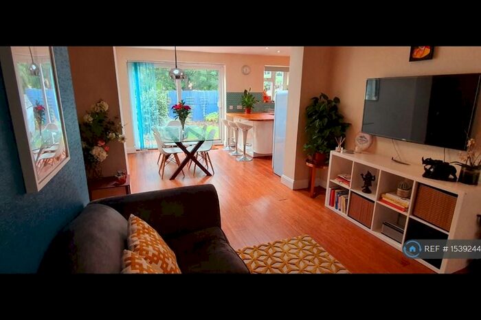 4 Bedroom Semi-Detached House To Rent In Cradley Road, London, SE9