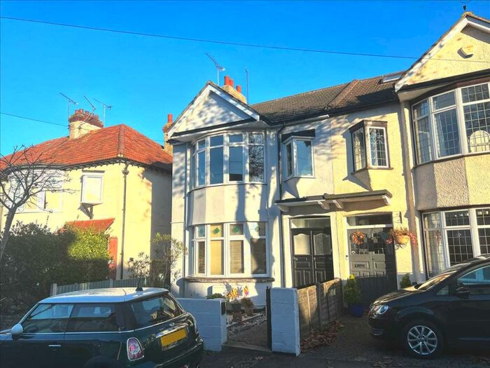 2 Bedroom Apartment To Rent In Leigh On Sea, SS9