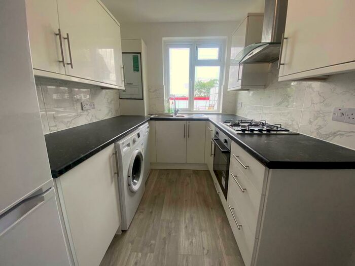 2 Bedroom Flat To Rent In Daws Lane, Mill Hill, NW7