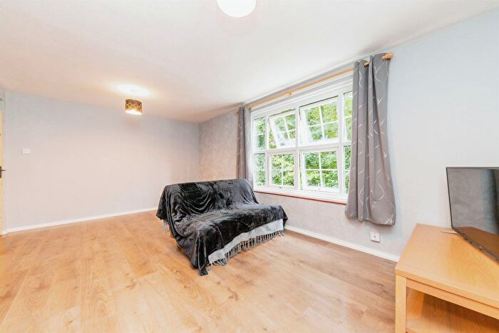 1 Bedroom Flat For Sale In Haldens, Welwyn Garden City, AL7