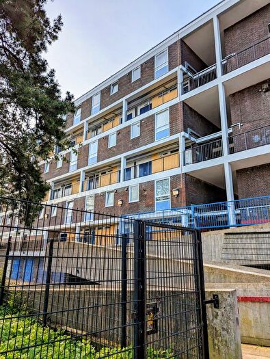 3 Bedroom Maisonette To Rent In De Beauvoir Road, London, N1