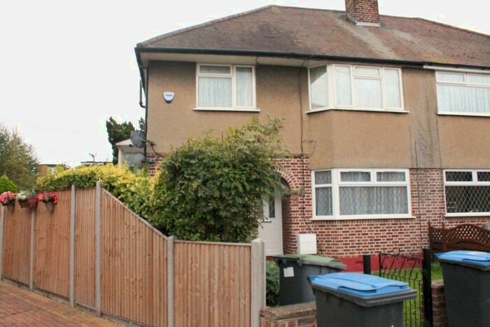 2 Bedroom Maisonette To Rent In Canonbury Road, Enfield, EN1