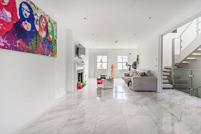 3 Bedroom Flat To Rent In Queens Gate, South Kensington, London, SW7