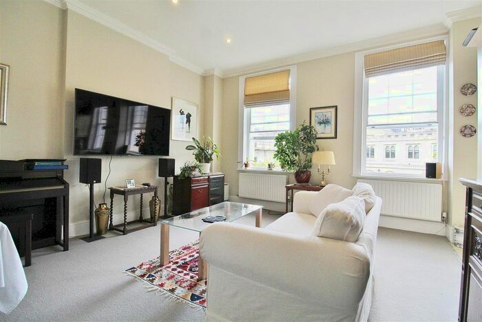 1 Bedroom Flat To Rent In Lower Square, Isleworth, TW7