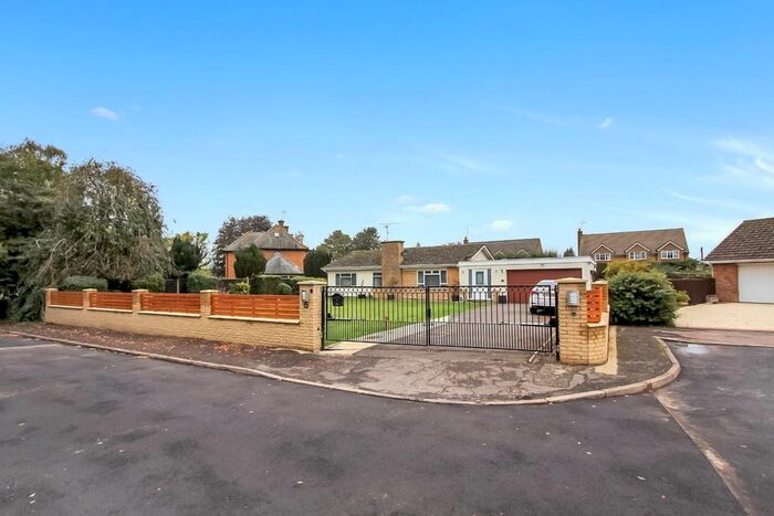 3 Bedroom Detached Bungalow For Sale In Foxcovert Drive, Roade, Northampton, NN7