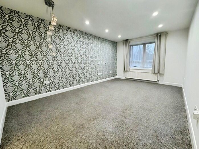 2 Bedroom Flat To Rent In Victoria Close, BH21