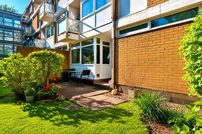 2 Bedroom Apartment For Sale In Park View Court, Woking, Surrey, GU22