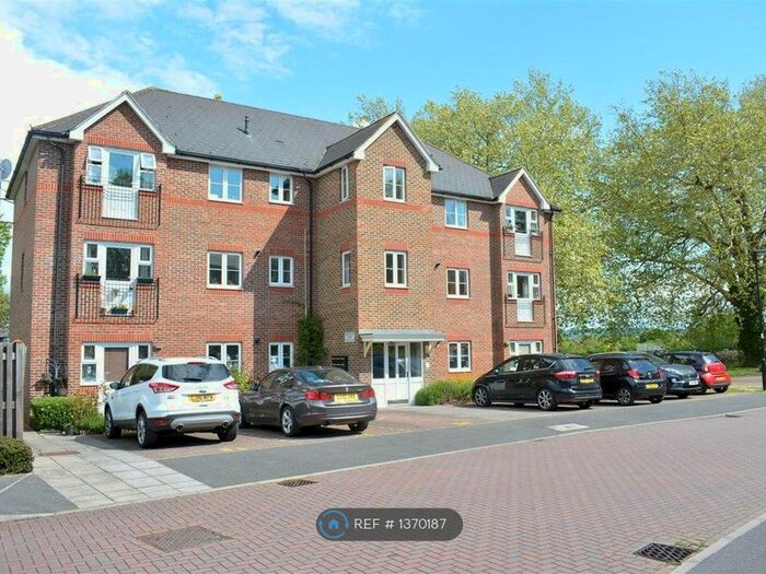 2 Bedroom Flat To Rent In Haydock Court, Epsom, KT19