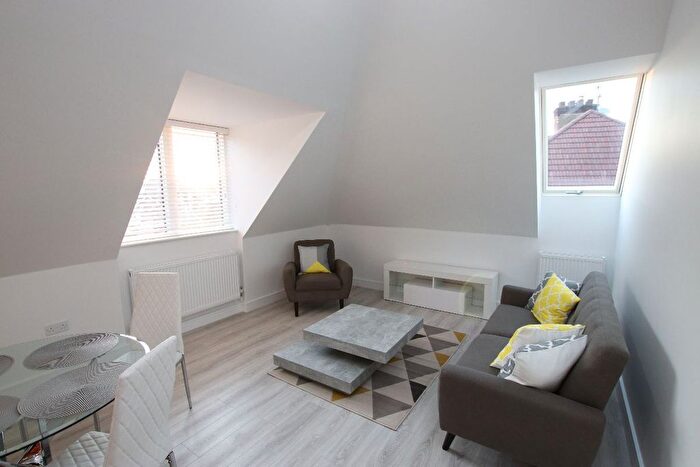 2 Bedroom Flat To Rent In Bunns Lane, NW7