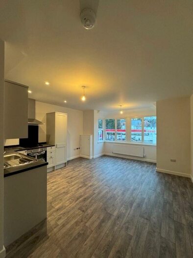 2 Bedroom Flat To Rent In Available Now - Charminster Road, Bournemouth, BH8