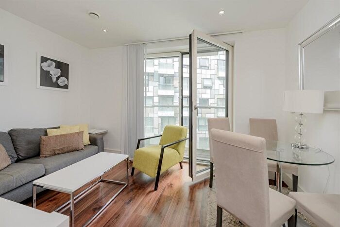 Apartment To Rent In Duckman Tower, Tower Hamlets, E14