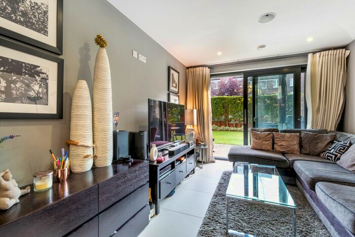 1 Bedroom Flat To Rent In College House, SW15