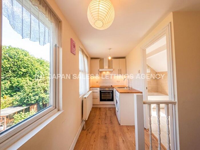 Studio To Rent In Saxon Drive, Acton, W3