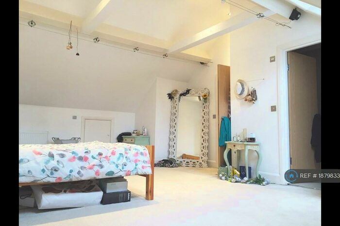 2 Bedroom Flat To Rent In Forres Gardens, London, NW11