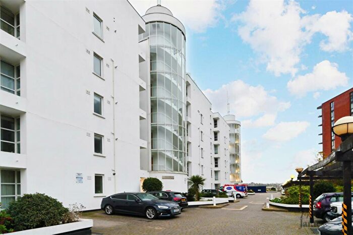 2 Bedroom Apartment For Sale In Barrier Point Road, London, E16