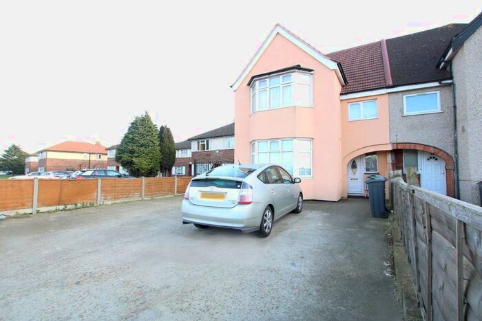 2 Bedroom Flat To Rent In Great South West Road, Hounslow, TW4