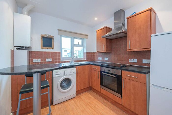 2 Bedroom Flat To Rent In Selborne Gardens, Hendon, London, NW4