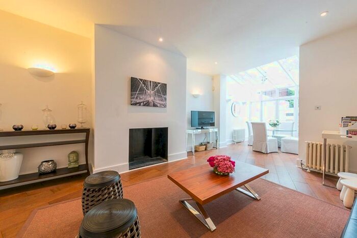 2 Bedroom Flat To Rent In Cromwell Crescent, Kensigton, London, SW5