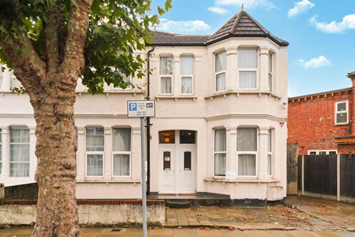 3 Bedroom Flat To Rent In Cedar Road, London, NW2