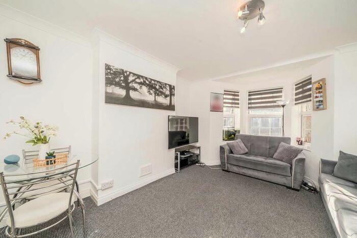 2 Bedroom Flat To Rent In West Barnes Lane, New Malden, KT3