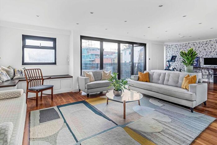 3 Bedroom House For Sale In Shore Road, Homerton, E9