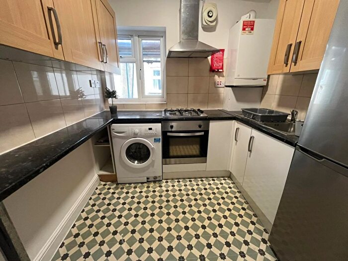 4 Bedroom Flat To Rent In Hamlets Way, London, E3