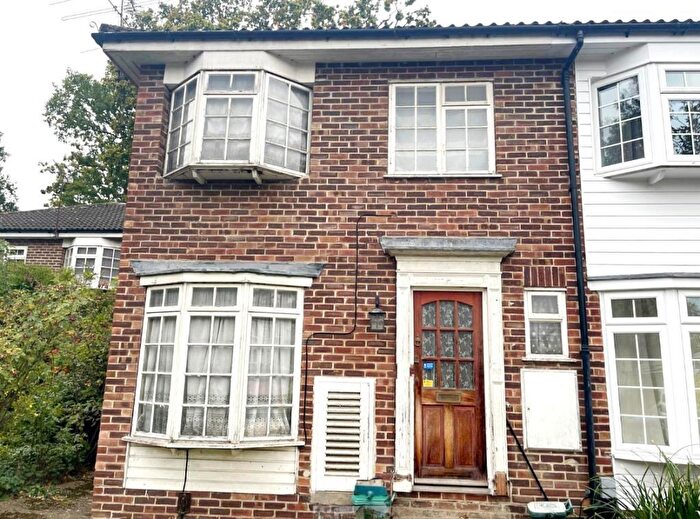 3 Bedroom End Of Terrace House For Sale In Woking, Surrey, GU22
