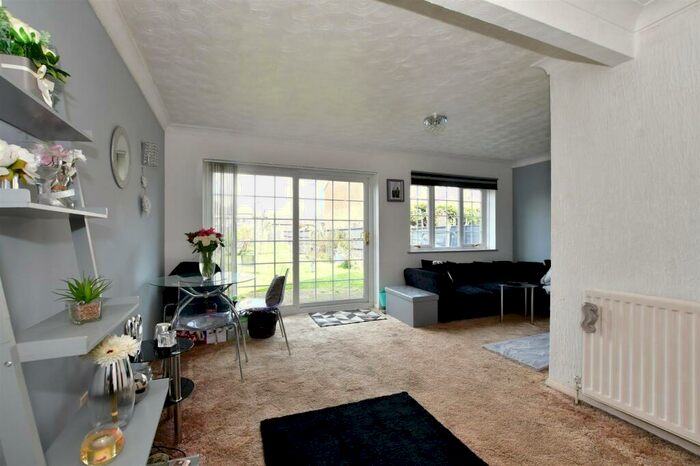 3 Bedroom Detached House For Sale In Upminster Road North, Rainham, Essex, RM13