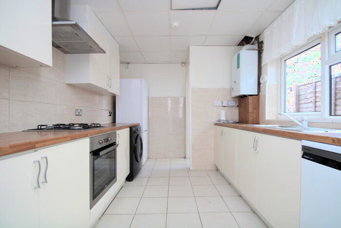3 Bedroom House To Rent In Lakehall Road, Croydon, CR7