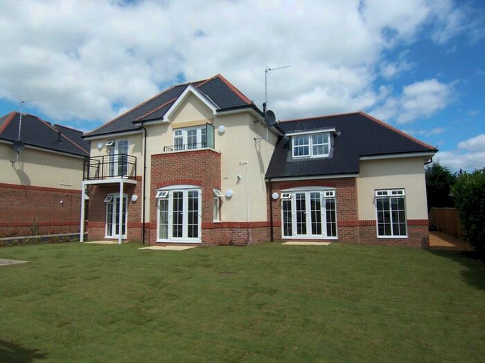 2 Bedroom Flat To Rent In Christchurch, BH23