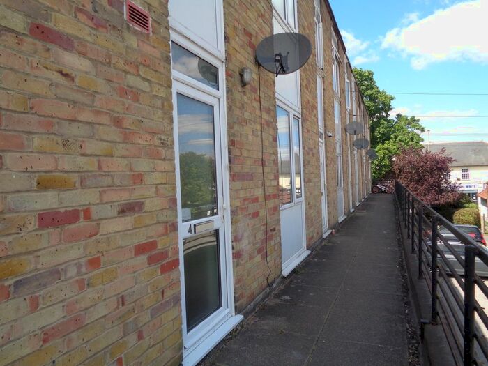 3 Bedroom Flat To Rent In Grand Parade, Hook, RG27