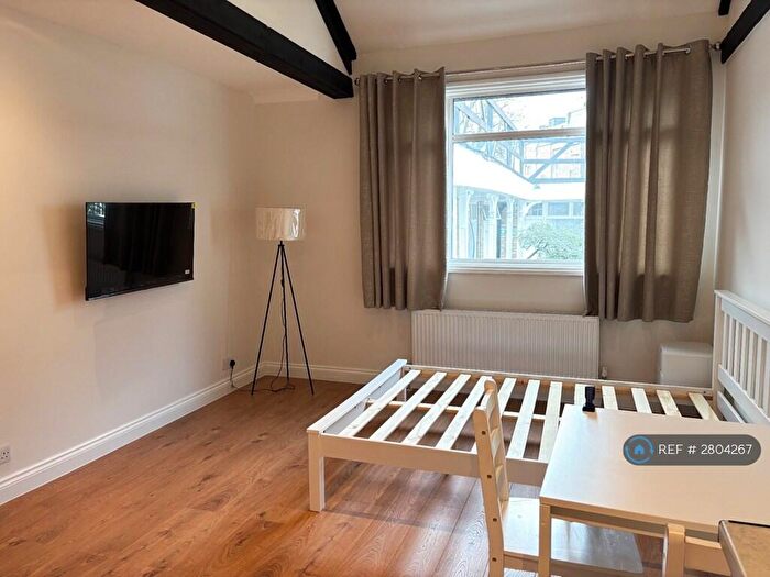 Studio To Rent In Danbury St, London, N1