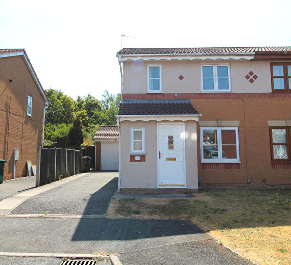 3 Bedroom Semi-Detached House To Rent In Deepdene Close, Swadlincote, DE11