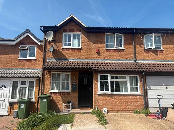 4 Bedroom Terraced House For Sale In Lowestoft Drive, Slough, Berkshire, SL1