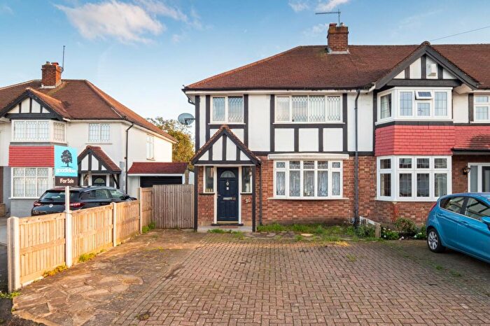 3 Bedroom End Of Terrace House For Sale In Chestnut Close, Carshalton, SM5