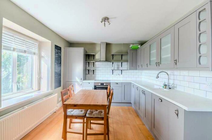 2 Bedroom Flat To Rent In Thornton Avenue, Telford Park, SW2