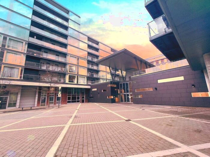 3 Bedroom Flat To Rent In Station Approach, Hayes, Greater London, UB3