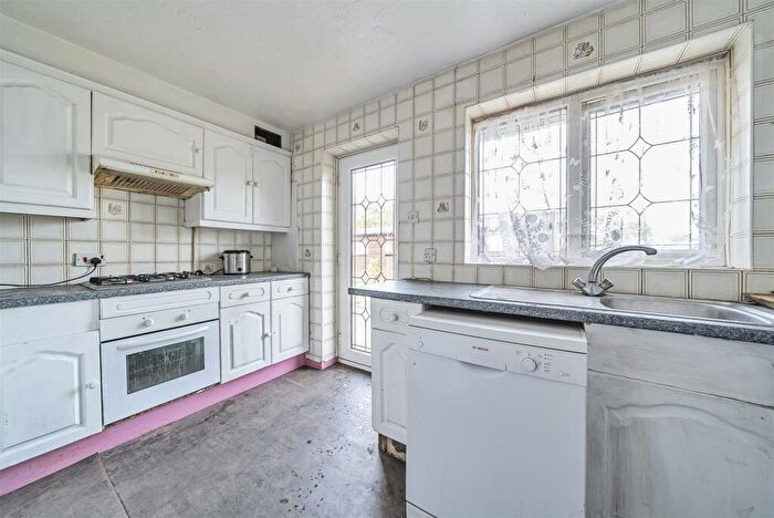 2 Bedroom Detached Bungalow For Sale In Cranford Park Drive, Yateley, Hampshire, GU46