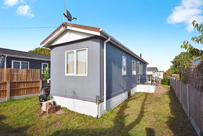 2 Bedroom Mobile/park Home For Sale In Pooles Lane, Hullbridge, Hockley, SS5