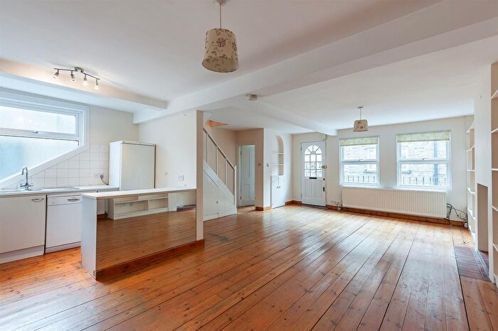 2 Bedroom Flat To Rent In Dove Mews, London, SW5