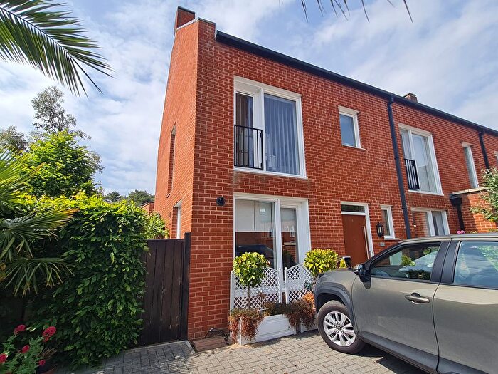 2 Bedroom End Of Terrace House To Rent In Whitecroft Park, Newport, PO30