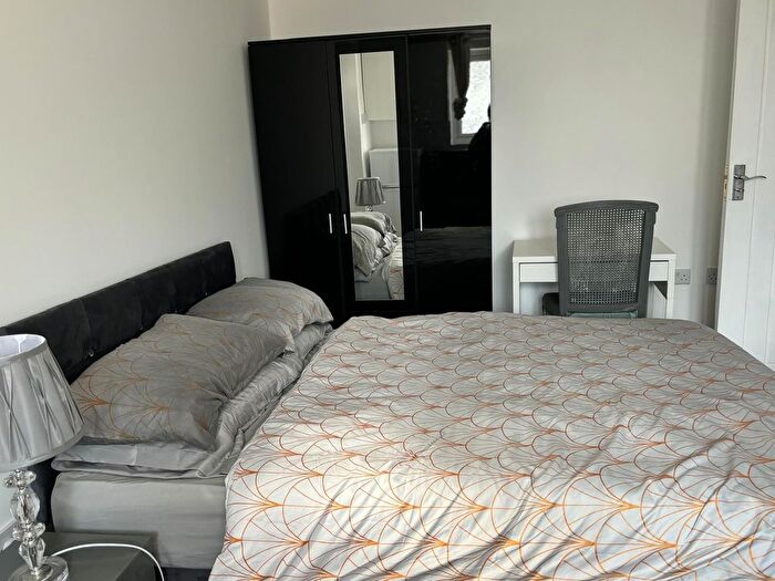 Terraced House To Rent In Western Avenue, Dagenham, Essex, RM10